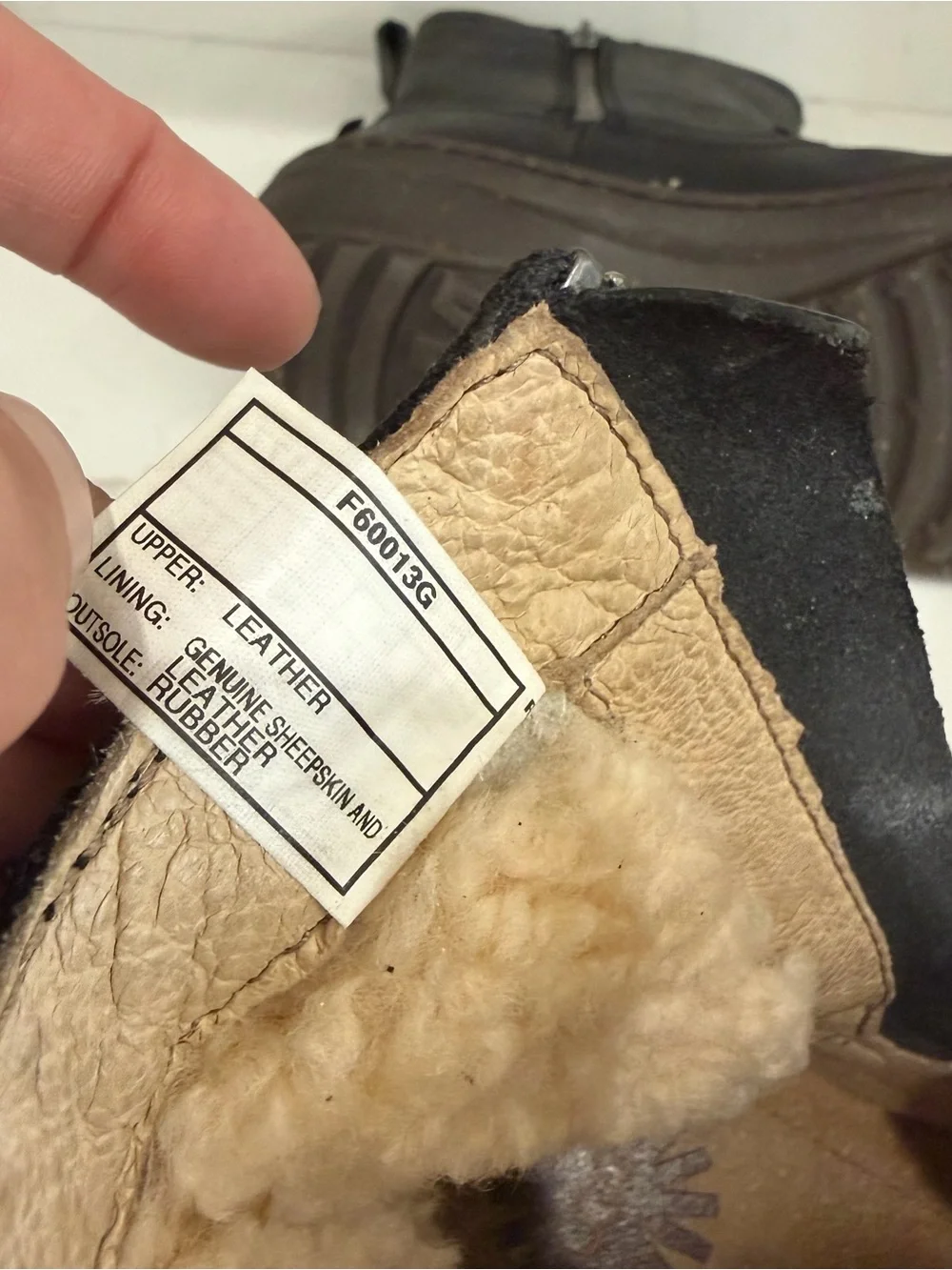 UGG Women's Sz9 Neevah Short 1004177 Black Leather Shearling Lined Ankle Boots